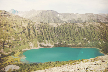 美丽的山景观的一个小山和湖