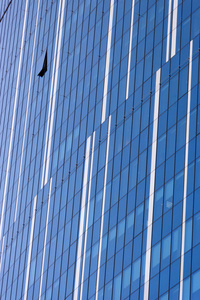 反映在 windows 中的现代办公大楼的云