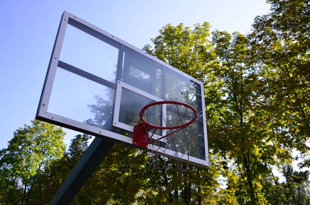 户外篮球篮板，晴空万里