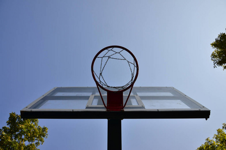 户外篮球篮板，晴空万里