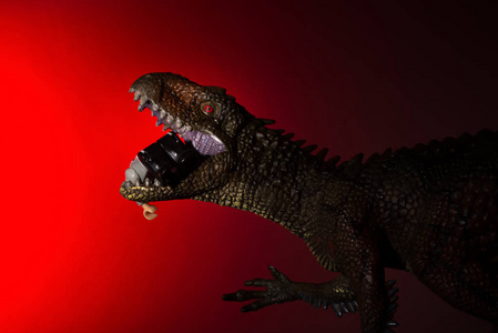 角龙咬人的身体,头部有点光,背景有红灯照片