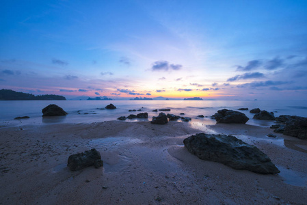 Beuatiful 在海滩日出前的天空