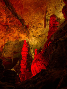 圣诞节时，波托尼亚洞穴的照明滴水石
