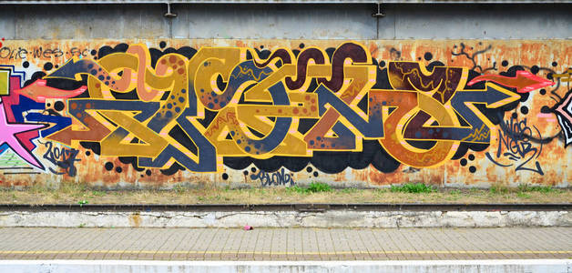 街头文化,青少年娱乐和非法流氓行为的概念照片