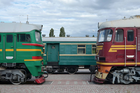 现代俄罗斯电力列车的出租车。 火车头的侧视图，有许多轮子和窗户，以舷窗的形式