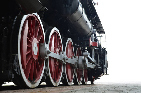 旧苏联黑色蒸汽机车的红色车轮。旧苏联蒸汽火车的车轮