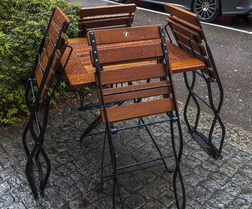 雨天的街头咖啡馆桌椅