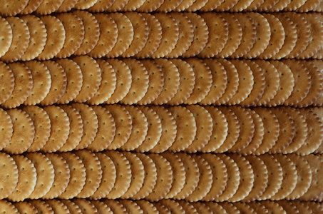 腌制饼干的特写。 棕色木桌上经典咸味饼干的背景图像