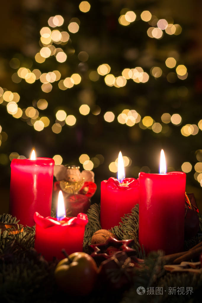 出现花圈与所有四支蜡烛点亮了模糊的 backgroun