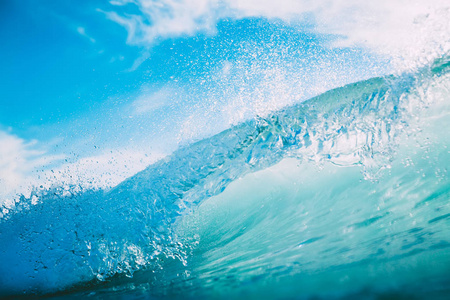 海洋中的蓝色波浪。 清晰的波浪和阳光