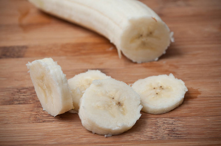 在木砧板上的切片的香蕉