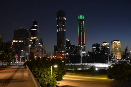 智利圣地亚哥夜间的城市灯光