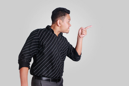 年轻男子指责年轻的亚裔男子疯狂和指向照片