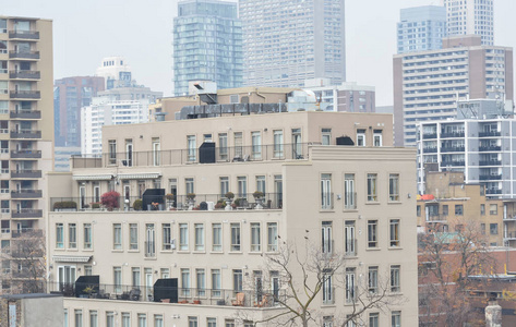 加拿大多伦多有巨大窗户和阳台的现代公寓建筑。