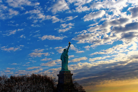 纽约市自由女神像在黄昏或黎明图片