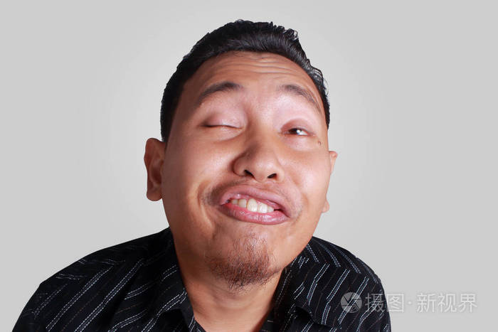 亚裔男子表现出可笑的面部表情