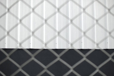 白色和灰色背景的金属栅栏