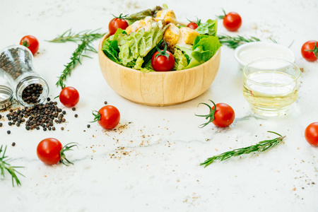 干净健康的食物风格和凯撒沙拉在木碗