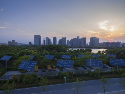 城市建筑和太阳能电池板