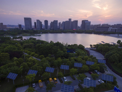 城市建筑和太阳能电池板