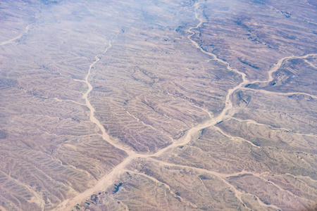 从飞机上拍摄的鸟瞰山景沙漠照片