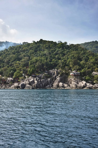 泰国，南元岛南元岛，木屋和岛上多岩石的海岸线