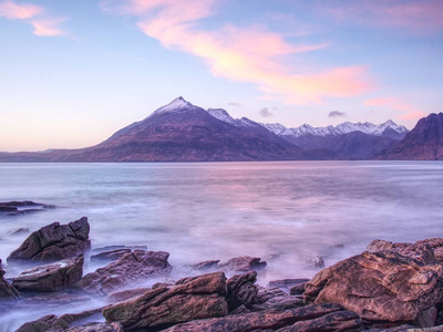 岸上的岩石和石块。夕阳的光线不好, 水流顺畅