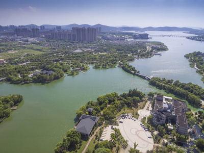 城市滨水建筑的鸟瞰图图片