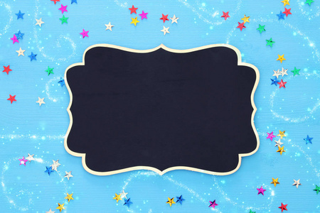 党背景五颜六色的五彩纸屑和空白的黑板为拷贝空间。顶部视图