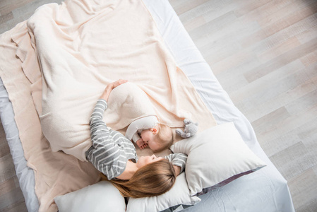 抱宝宝睡觉图片