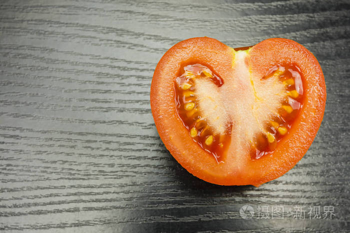 视图在桌子上切成半颗红熟的西红柿