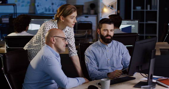 办公室职员在桌面上用智能手机打视频电话公司业务组人的办公室职员.