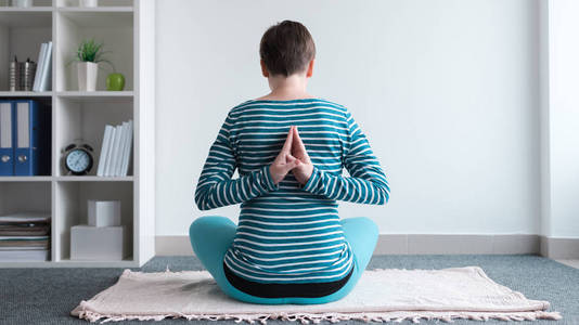 怀孕妇女在家练习瑜伽练习