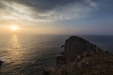 黎明前的海岸线