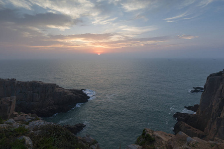 黎明前的海岸线