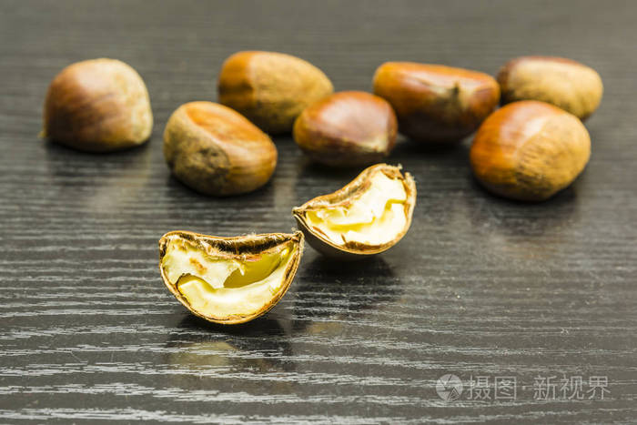 木制深色桌上的一颗成熟板栗