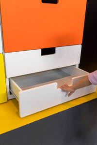 彩色现代木制橱柜抽屉或储藏柜