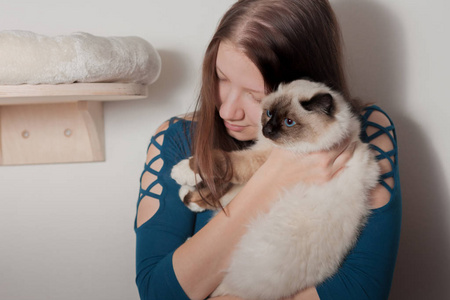 年轻女子拥抱她的猫猫图片