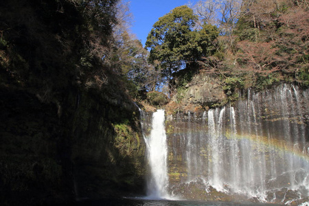 日本静冈的白瀑布和彩虹