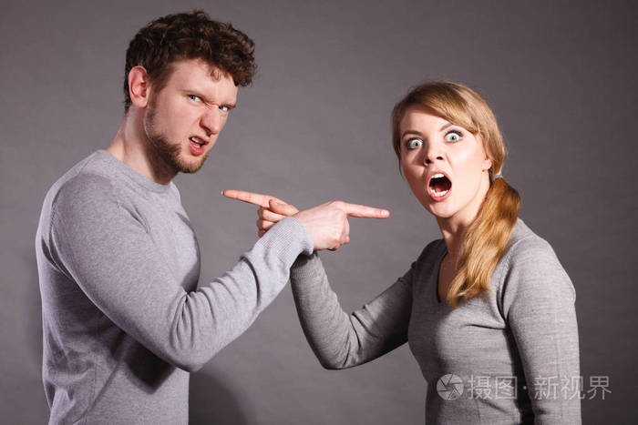 在战斗的人年轻夫妇争论