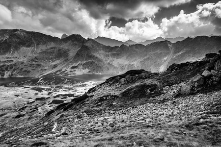 五湖谷在高 Tatra 山在黑白
