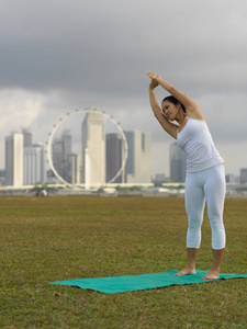 新加坡亚洲华人女性在户外练习瑜伽