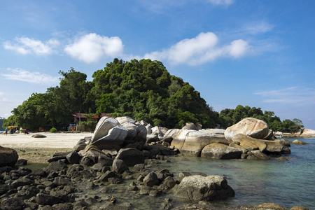 马来西亚Pangkor岛风景秀丽的海滩，岛上有岛岩和绿松石海水。