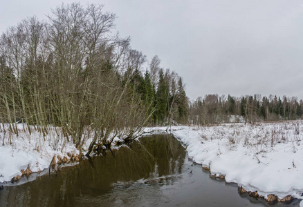 冬季风景与一条小河