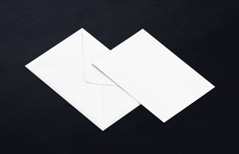 黑色背景上带有明信片的空白信封.照片