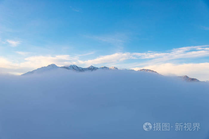 风景秀丽的高山景观, 云上 arisign 的山谷山峰晚霞, 冬雪