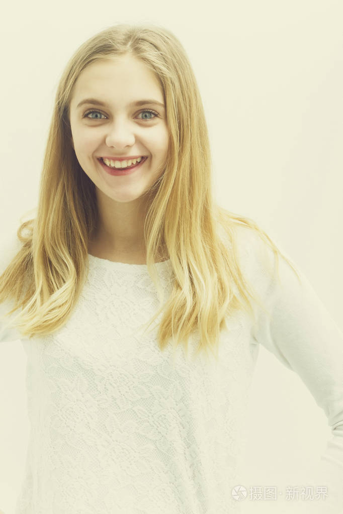 很高兴年轻的女孩,金色的头发