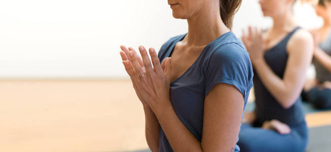 练习瑜伽和冥想的妇女