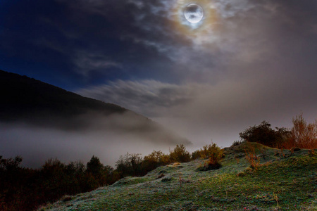 寒冷的夜雾中在山里的月光