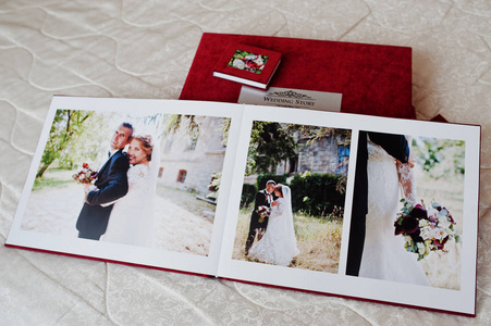 红色婚礼写真或婚礼专辑的白色 backgro 页